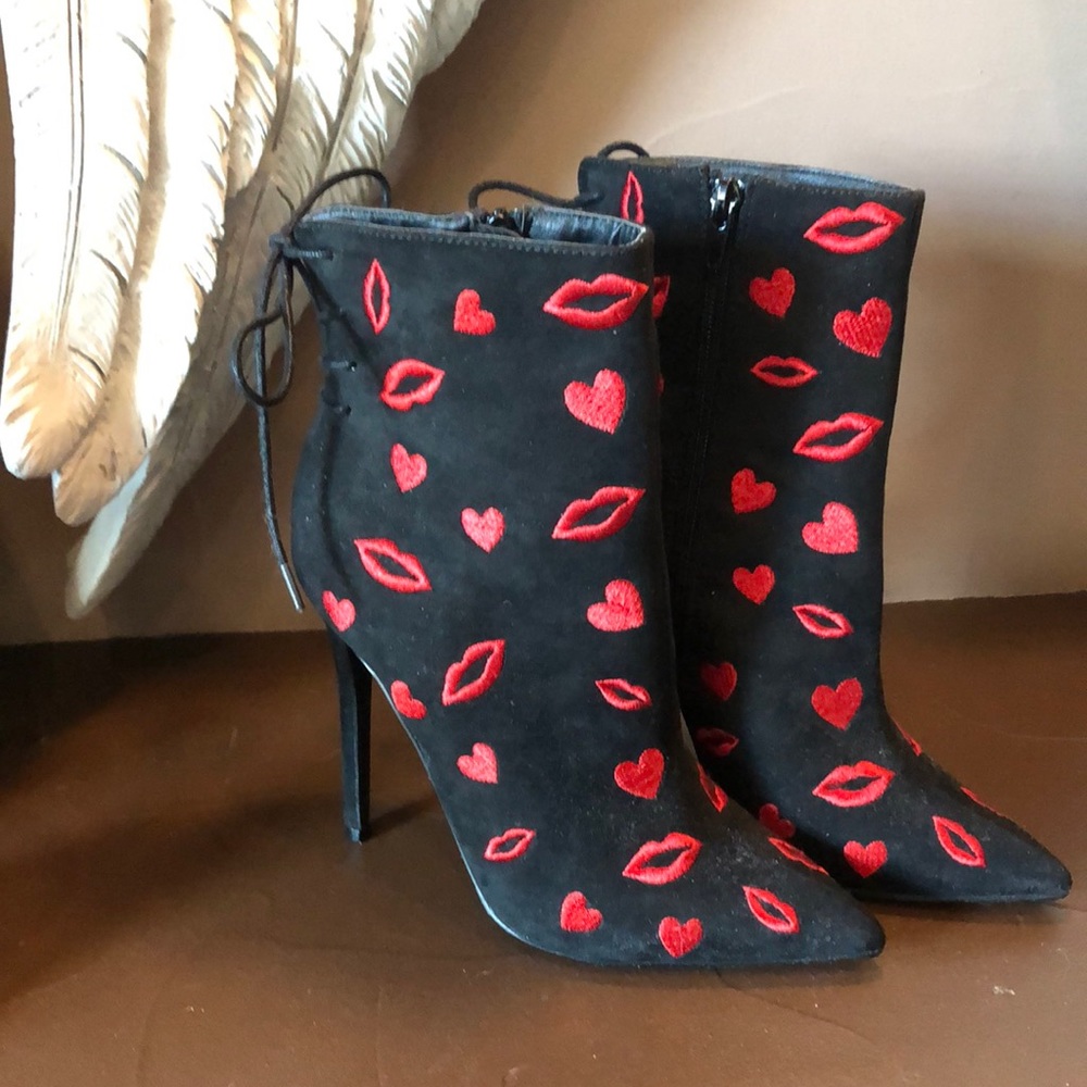 SHOEDAZZLE kiss boots, not worn